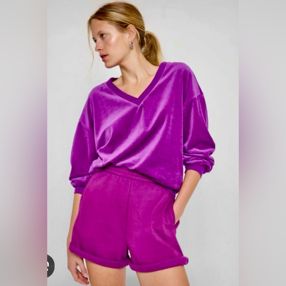 💥BOGO💥 Gap Long Sleeve Bright Purple Velour Top with V Neck - Picture 2 of 5
